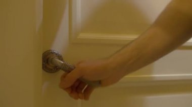 Çiftler kavga ediyor, koca kapıyı itiyor.