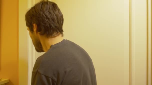 Das Paar streitet, Ehemann drängt vor die Tür — Stockvideo