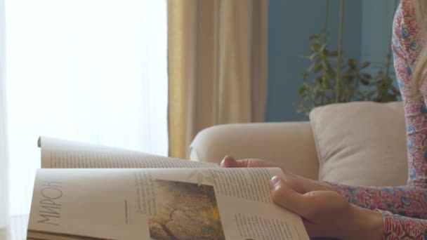Het echtpaar ruzies, echtgenoot steelt een tijdschrift — Stockvideo