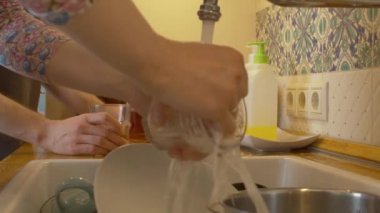 Kadın elleri bulaşık yıkıyor