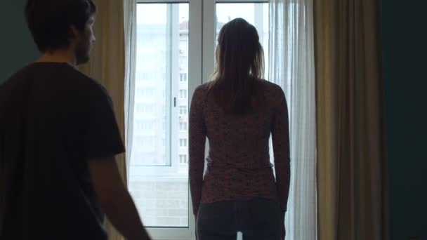 Силуэт обиженной женщины у окна — стоковое видео