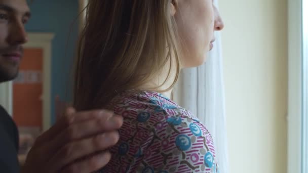 Портрет женщины в профиль у окна . — стоковое видео