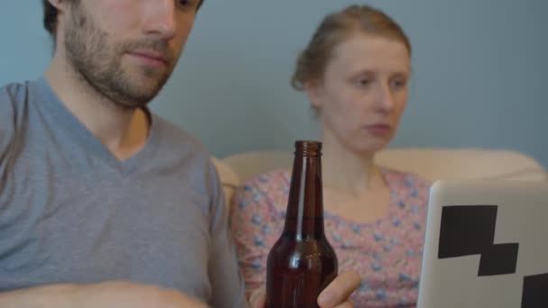 Egy férfi kinyitott egy üveg sört. — Stock videók