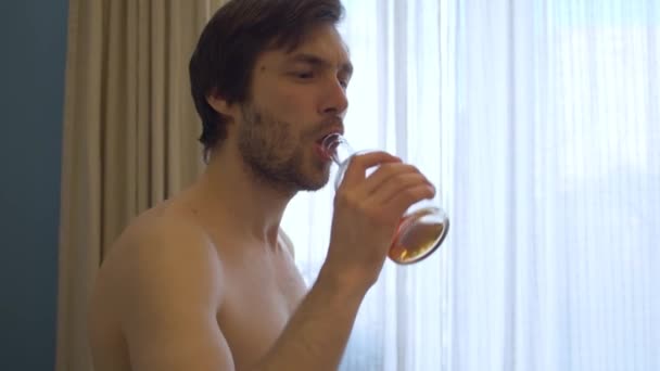 Портрет человека-змея, пьющего алкоголь — стоковое видео