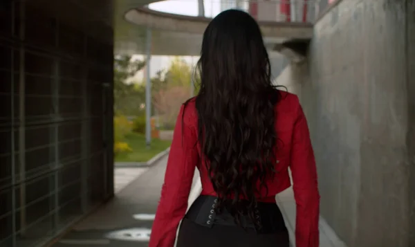 Вид Сзади Привлекательную Модную Женщину Длинными Черными Волосами Красной Куртке — стоковое фото