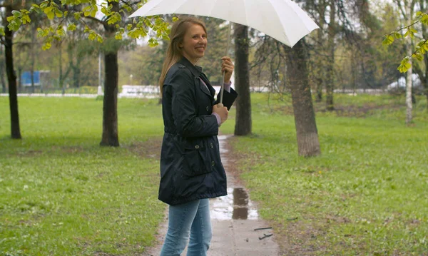 Giornata Piovosa Nel Parco Attraente Donna Sorridente Con Ombrello Sotto — Foto Stock