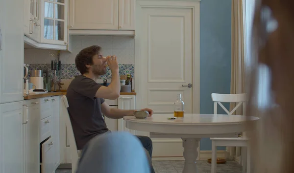 Mann Trinkt Alkohol Hause Der Küche — Stockfoto