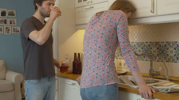 Una Mujer Cansada Depresión Pie Junto Lavabo Cocina Esposo Alcohólico Fotos de stock libres de derechos