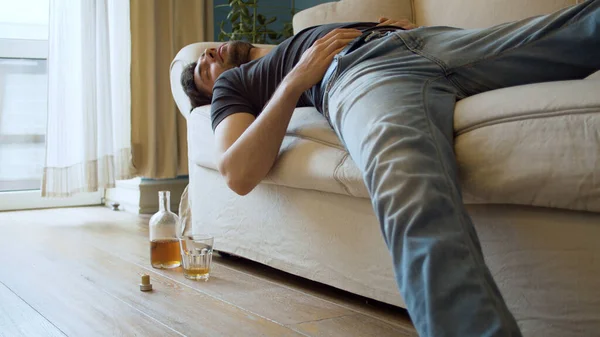 Beţiv Dormea Canapea Îmbrăcat Apropiere Află Sticlă Neterminată Whisky Pahar Imagine de stoc