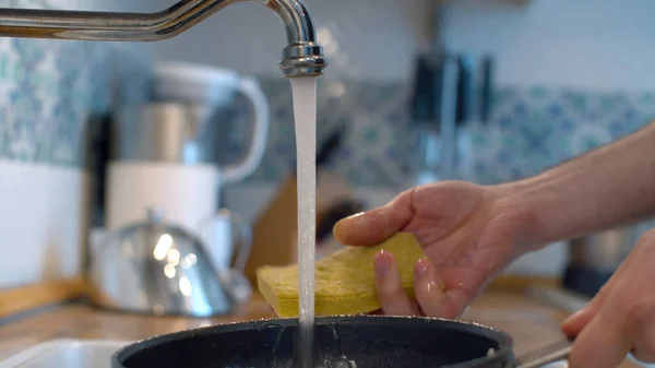 Sluit Handen Van Man Die Afwassen Keuken Echtgenoot Die Een Rechtenvrije Stockfoto's