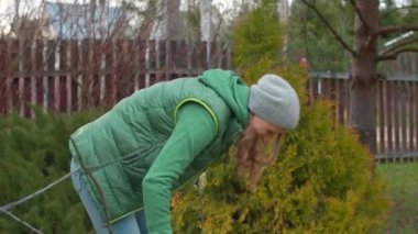 Şenlik ateşi için ağaç dalını kıran kadın.