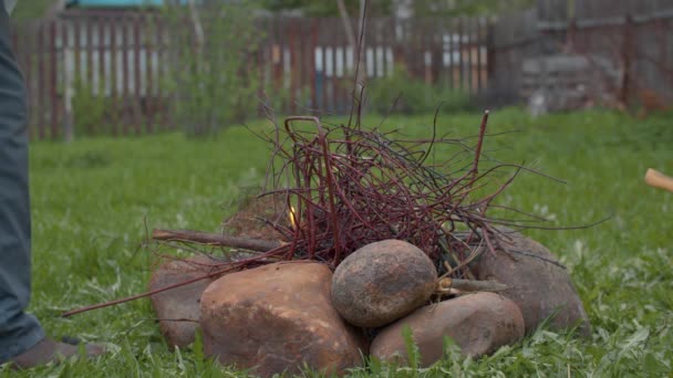 Man lighting a fire in the yard — Stock Video