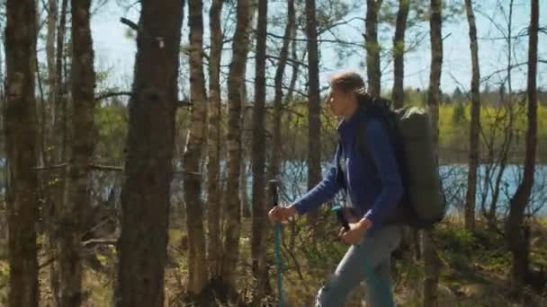 Giovane donna con bastoncini da trekking — Video Stock