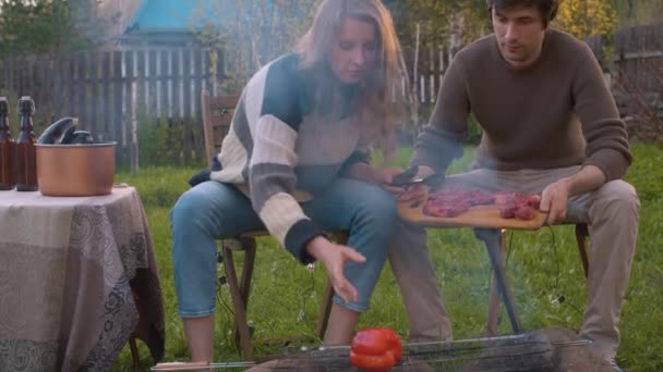 Kobieta wkładająca warzywa do grilla — Wideo stockowe