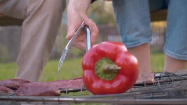 Eti elle çeviriyor.