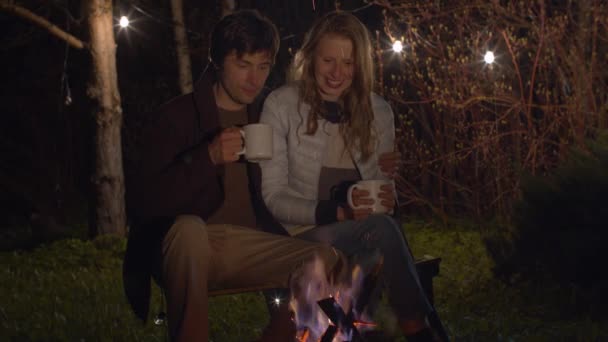 Jovem casal à noite perto da fogueira — Vídeo de Stock