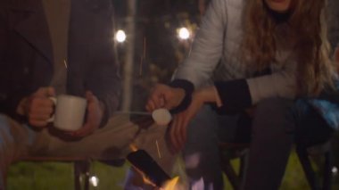 Şenlik ateşinin yanında genç mutlu çift