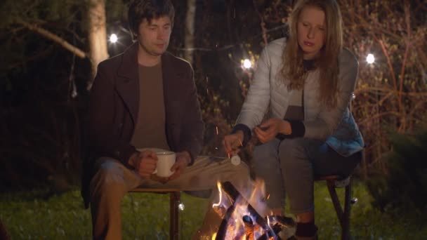Jovem casal feliz perto da fogueira — Vídeo de Stock