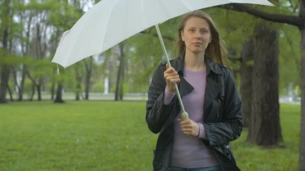 Jeune femme marchant dans le parc — Video