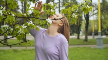 Güzel kadın ve güzel çiçekler.