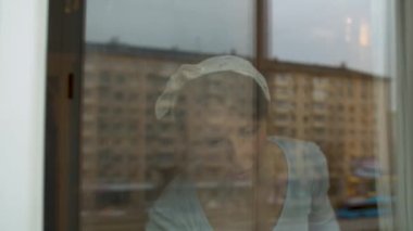 Pencereyi temizleyen güzel bir kadın