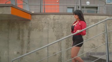 Aşağıda yürüyen güzel bir kadın.