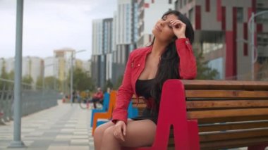 Bankta oturan güzel kadın