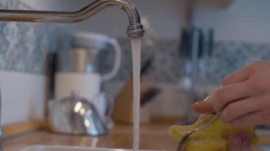 Erkek elleri bulaşık yıkıyor.