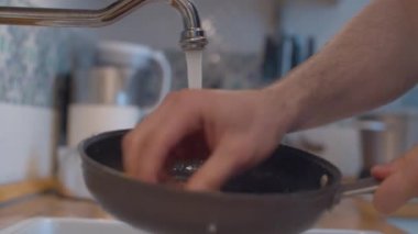 Kithcen 'de bulaşık yıkayan adam elleri