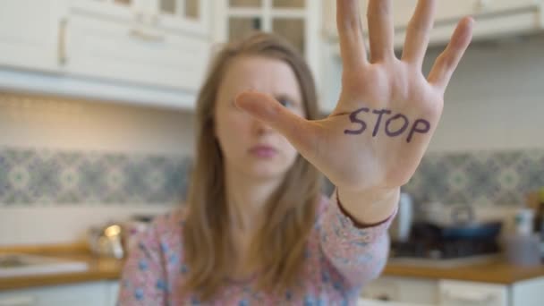 Mujer con señal de stop en la mano — Vídeos de Stock