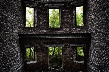    terk edilmiş bir şantiye