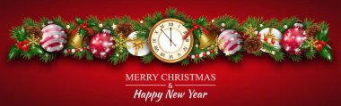 Noel ve Yeni Yıl sınır süsleri, köknar dalları, saat, Noel mücevherleri, balolar, altın çanlar, kutsal böğürtlenler ve hediye kutusuyla süslenir. Kırmızı arkaplanda Xmas kartı için tasarım ögesi.