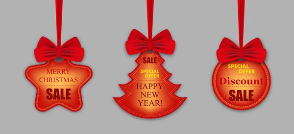 Set kleurrijke stickers of etiketten voor vakantie verkoop Kerstmis en Nieuwjaar opknoping op linten met rode strikken geïsoleerd. Cirkelvorm, kerstboom en ster. Vector — Stockvector