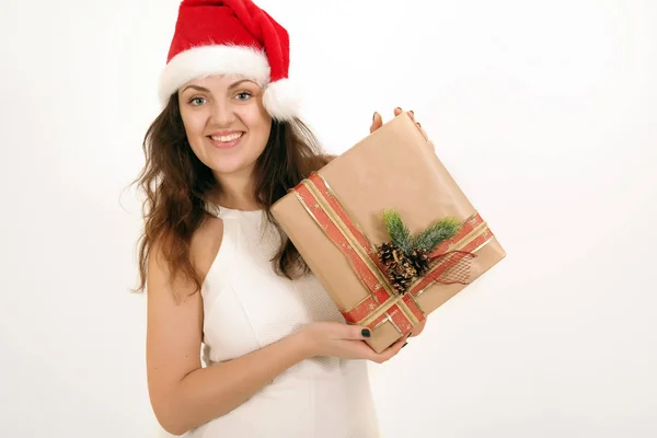 Donna con un regalo di Natale — Foto Stock