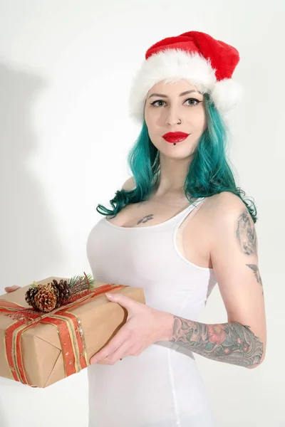 Vacker ung kvinna i röd jul hatt — Stockfoto