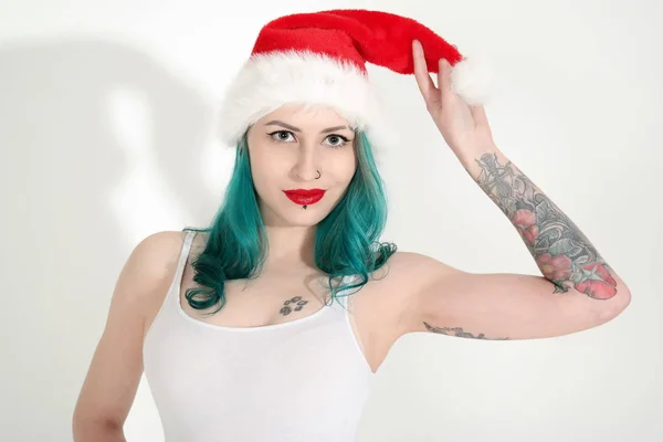 Vacker ung kvinna i röd jul hatt — Stockfoto