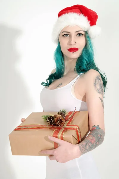 赤いクリスマス帽子の美しい若い女性 — ストック写真