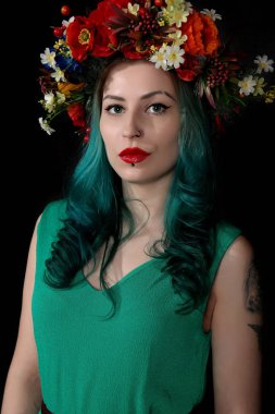 İzole çiçek kafa bandı olan güzel kadın