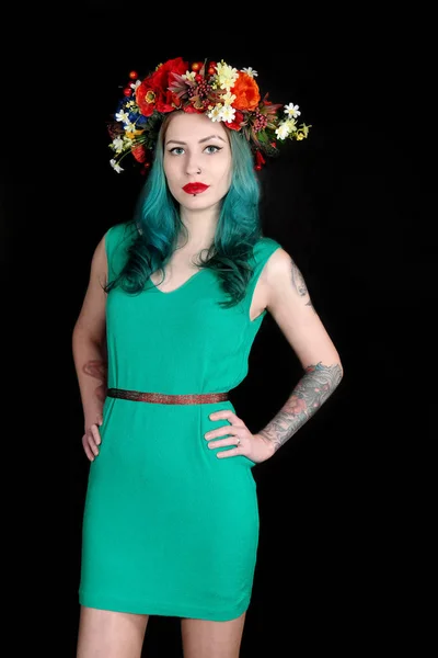 分離された花のヘッドバンドと美しい女性 — ストック写真