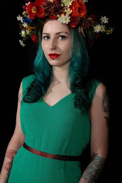 İzole çiçek kafa bandı olan güzel kadın — Stok fotoğraf