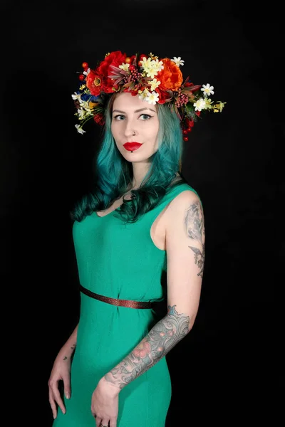 Молода красива жінка з квітковою пов'язкою ізольована — стокове фото