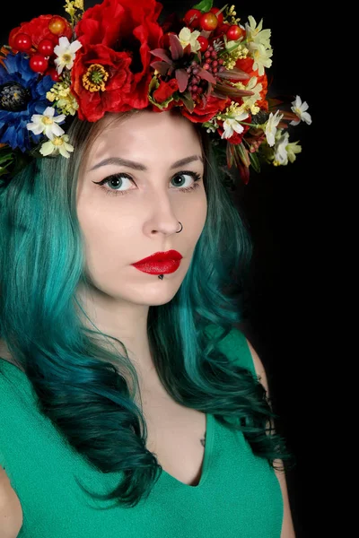 分離された花のヘッドバンドと美しい女性 — ストック写真
