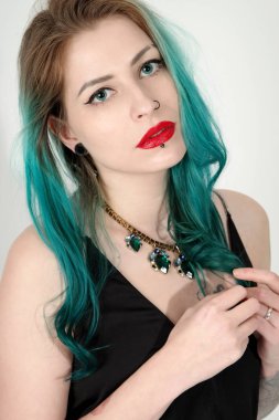 Kırmızı ruj beyaz izole güzel dövmeli kadın