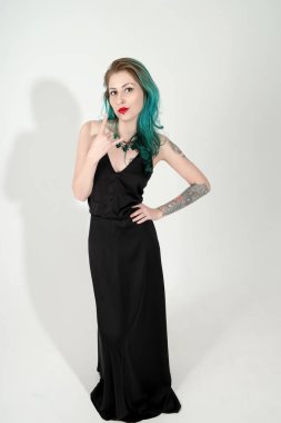 Kırmızı ruj beyaz izole güzel dövmeli kadın