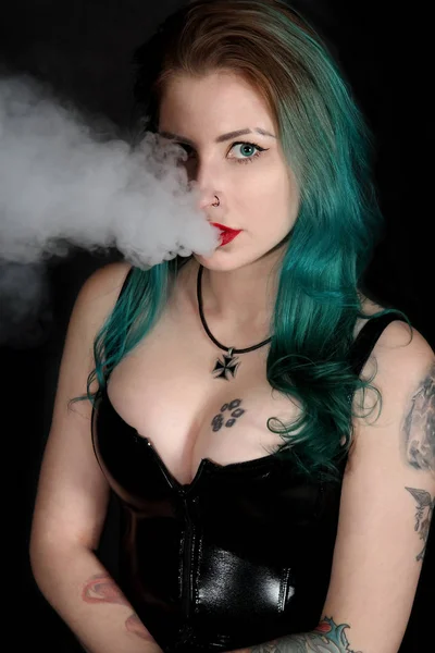 Hermosa mujer tatuada con lápiz labial rojo fumando — Foto de Stock