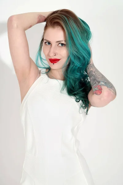 Красива татуйована жінка з червоною помадою ізольована на білому — стокове фото