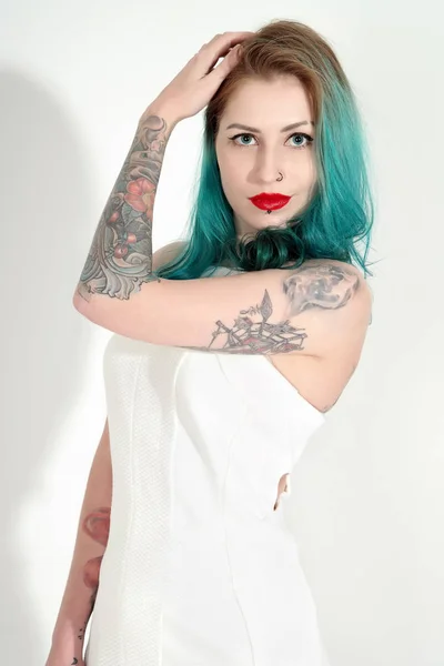 Bella donna tatuata con rossetto rosso isolato su bianco — Foto Stock