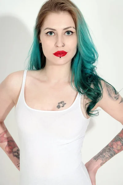 Krásná Tetovaný žena s červenou rtěnku izolované na bílém — Stock fotografie