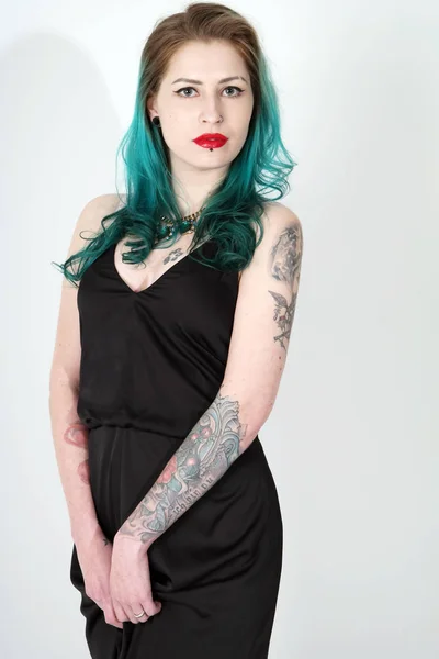 Hermosa mujer tatuada con lápiz labial rojo aislado en blanco — Foto de Stock