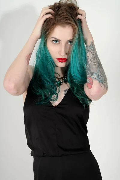 Bella donna tatuata con rossetto rosso isolato su bianco — Foto Stock
